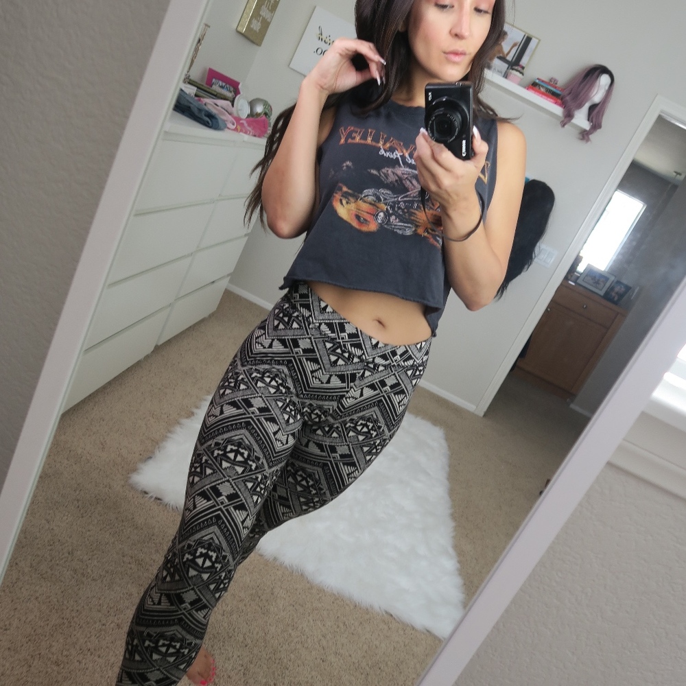 BLACK AND WHITE TRIBAL LEGGING